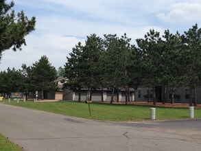 Sherman Oaks Apartments in Wausau, WI - Foto de edificio - Building Photo