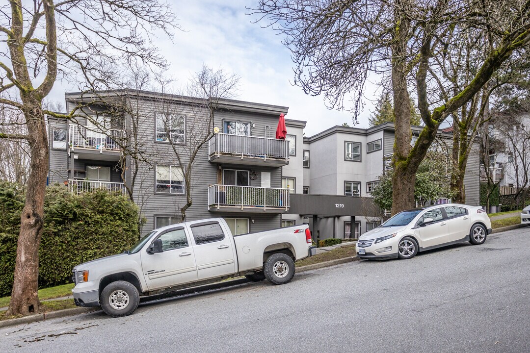 1219 8th Av E in Vancouver, BC - Building Photo