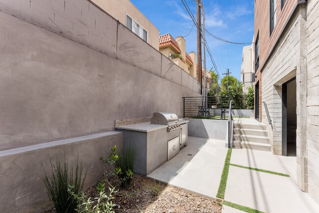 1035 1/2 N Vista St in West Hollywood, CA - Building Photo - Building Photo