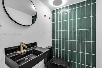 7899 NE Bayshore Ct, Unit 6E in Miami, FL - Foto de edificio - Building Photo