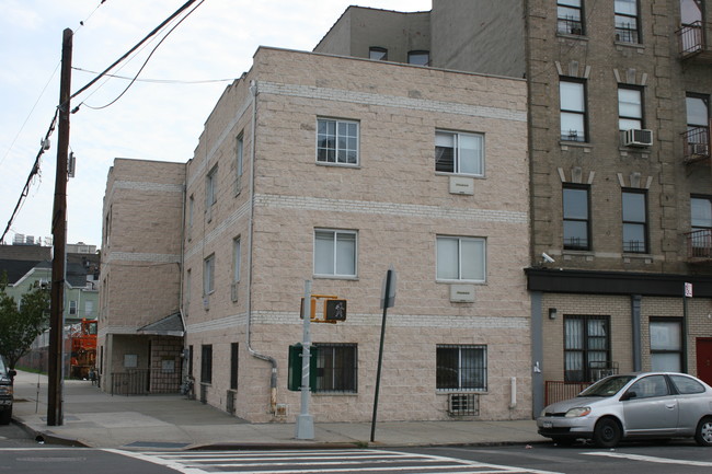 503 E 180th St in Bronx, NY - Foto de edificio - Building Photo