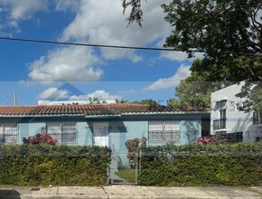 435 - 437 NW 34th St in Miami, FL - Building Photo - Interior Photo