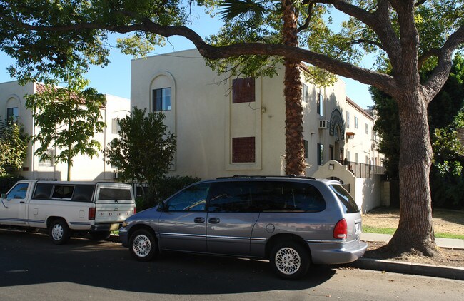 704-712 E Garfield Ave in Glendale, CA - Foto de edificio - Building Photo