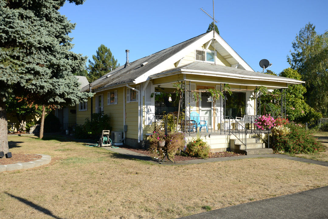 164 S BRdway in Estacada, OR - Foto de edificio