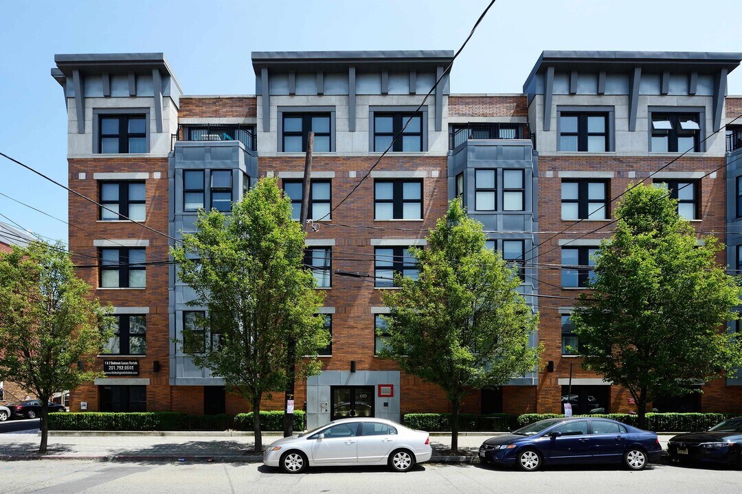 619 Adams St in Hoboken, NJ - Building Photo