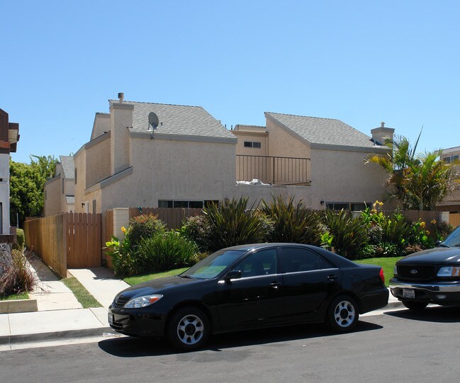 16692 Dolores St in Huntington Beach, CA - Foto de edificio - Building Photo