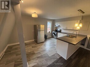 235-235 Queen St S in Mississauga, ON - Building Photo - Building Photo