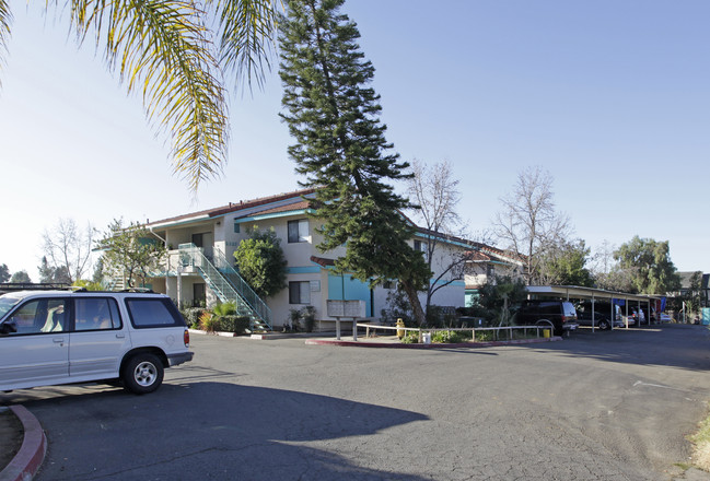 Star Pine Apartments in Escondido, CA - Foto de edificio - Building Photo