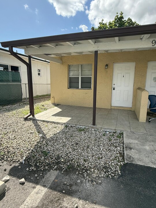 996 NW 10th St in Hallandale Beach, FL - Building Photo