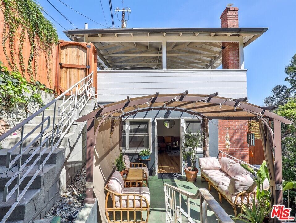 6921 Pso Del Serra in Los Angeles, CA - Building Photo