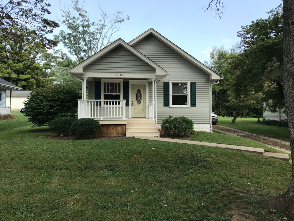 1009 Brown Ave in Shelbyville, KY - Building Photo