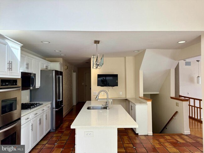 8233 Fairview Rd in Elkins Park, PA - Building Photo - Building Photo