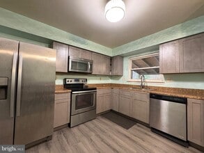 2000 English Oak Ct in Waldorf, MD - Building Photo - Building Photo