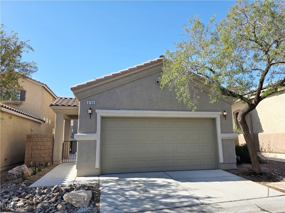 8789 Ashley Park Ave in Las Vegas, NV - Foto de edificio