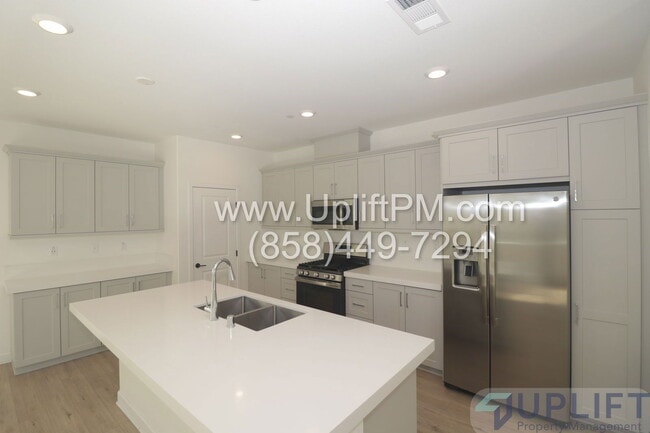 1952 Infinity Ln in Chula Vista, CA - Building Photo - Building Photo