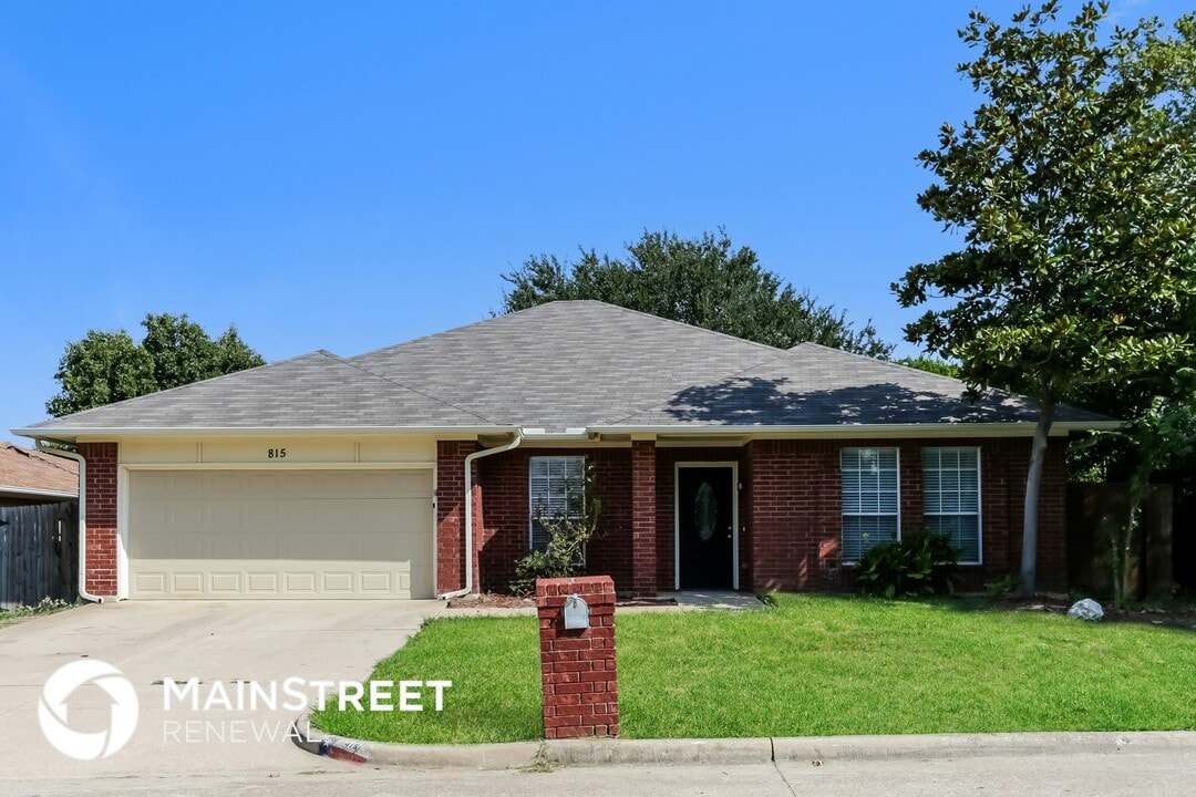 815 Ackers Dr in Arlington, TX - Foto de edificio