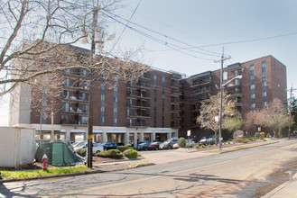 Linden Tower Condominiums in Linden, NJ - Building Photo - Building Photo