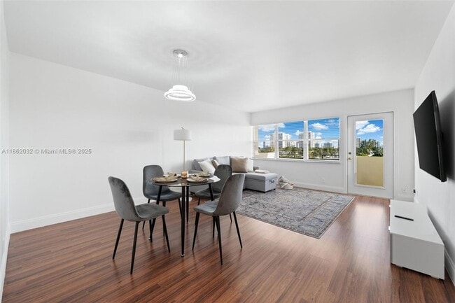 401 Golden Isles Dr, Unit 406 in Hallandale Beach, FL - Building Photo - Building Photo