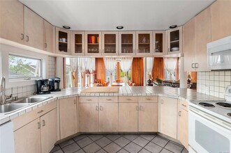 300 Cottage Walk in Islip, NY - Foto de edificio - Building Photo