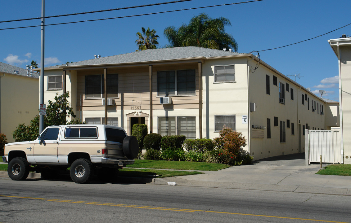 12357 Magnolia Blvd in Valley Village, CA - Building Photo