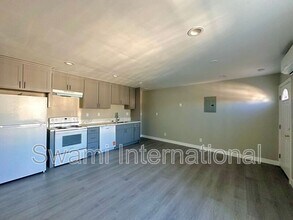 7100 S Figueroa St in Los Angeles, CA - Building Photo - Building Photo