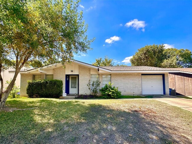 10004 Dorset Dr in Austin, TX - Foto de edificio - Building Photo