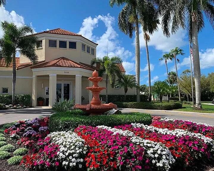 7760 Emerald Cir in Naples, FL - Building Photo