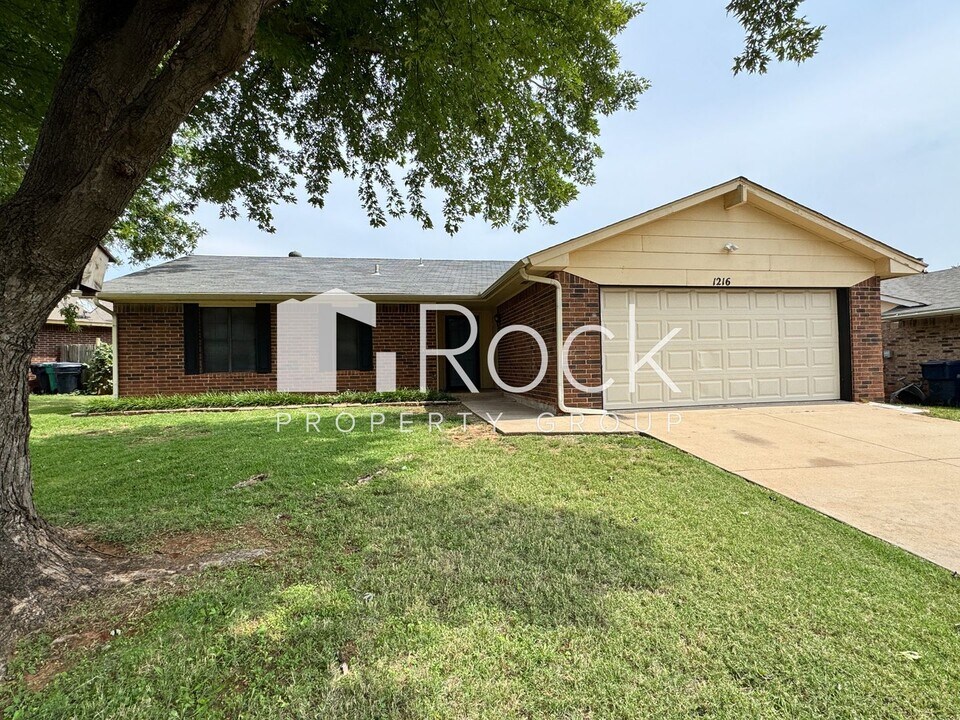 1216 Edinburg Dr in Yukon, OK - Building Photo