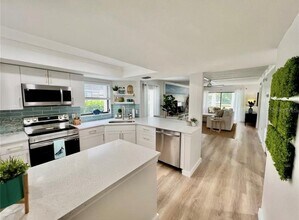 7203 Curtiss Ave in Sarasota, FL - Building Photo - Building Photo