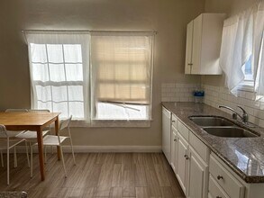 243 W Elm Ave, Unit 245 in Burbank, CA - Foto de edificio - Building Photo