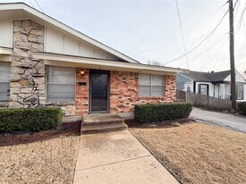 902 Biloxi Dr in Ennis, TX - Building Photo