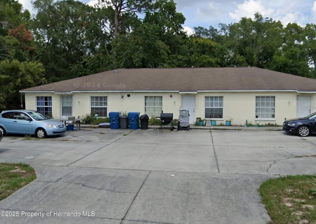 1264 Sylvia Ave in Spring Hill, FL - Building Photo