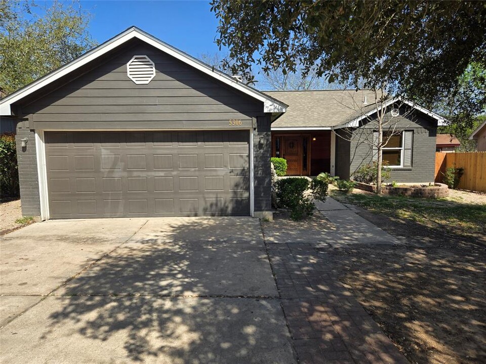 5306 Lark Creek Dr in Austin, TX - Building Photo
