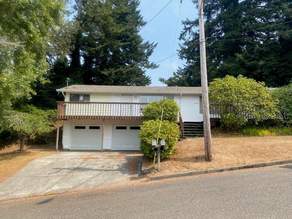 2817-2833 A St in North Bend, OR - Building Photo