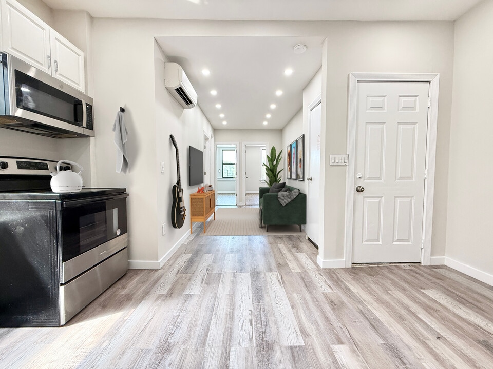 8918 Northern Blvd, Unit 3R in Jackson Heights, NY - Building Photo