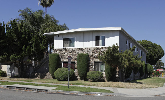 101 S Lillie Ave in Fullerton, CA - Building Photo - Building Photo