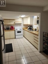 112 Trafalgar Square in Vaughan, ON - Building Photo - Building Photo