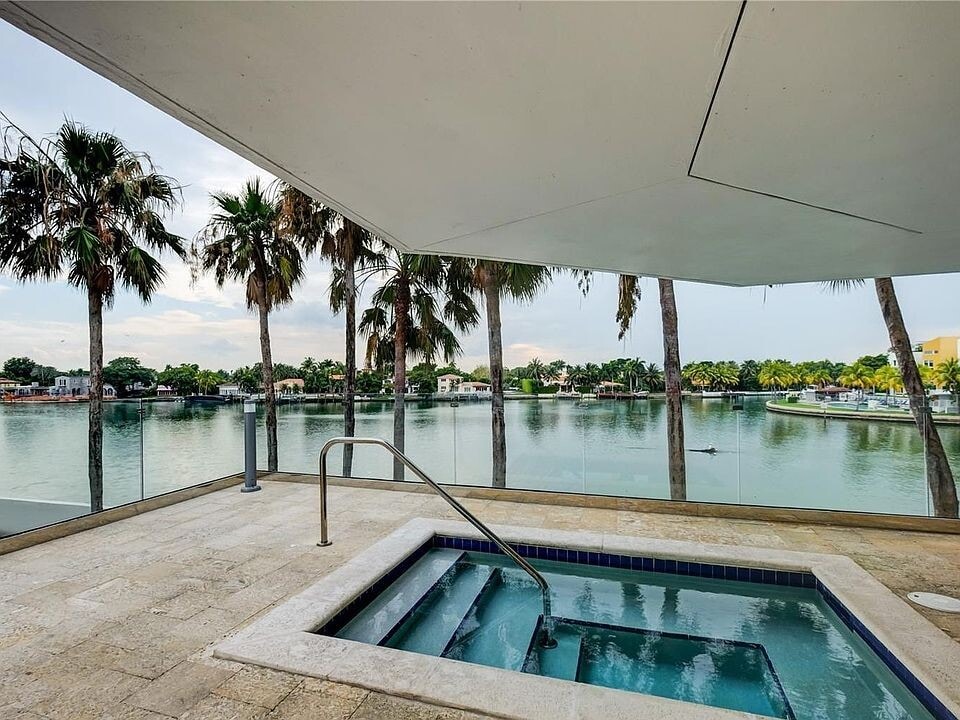 5900 Collins Ave, Unit 1580 in Miami Beach, FL - Foto de edificio