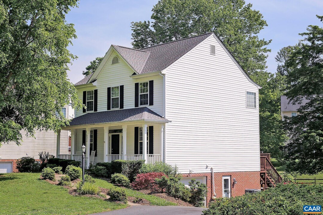 2371 N Chesterfield Ct in Charlottesville, VA - Building Photo