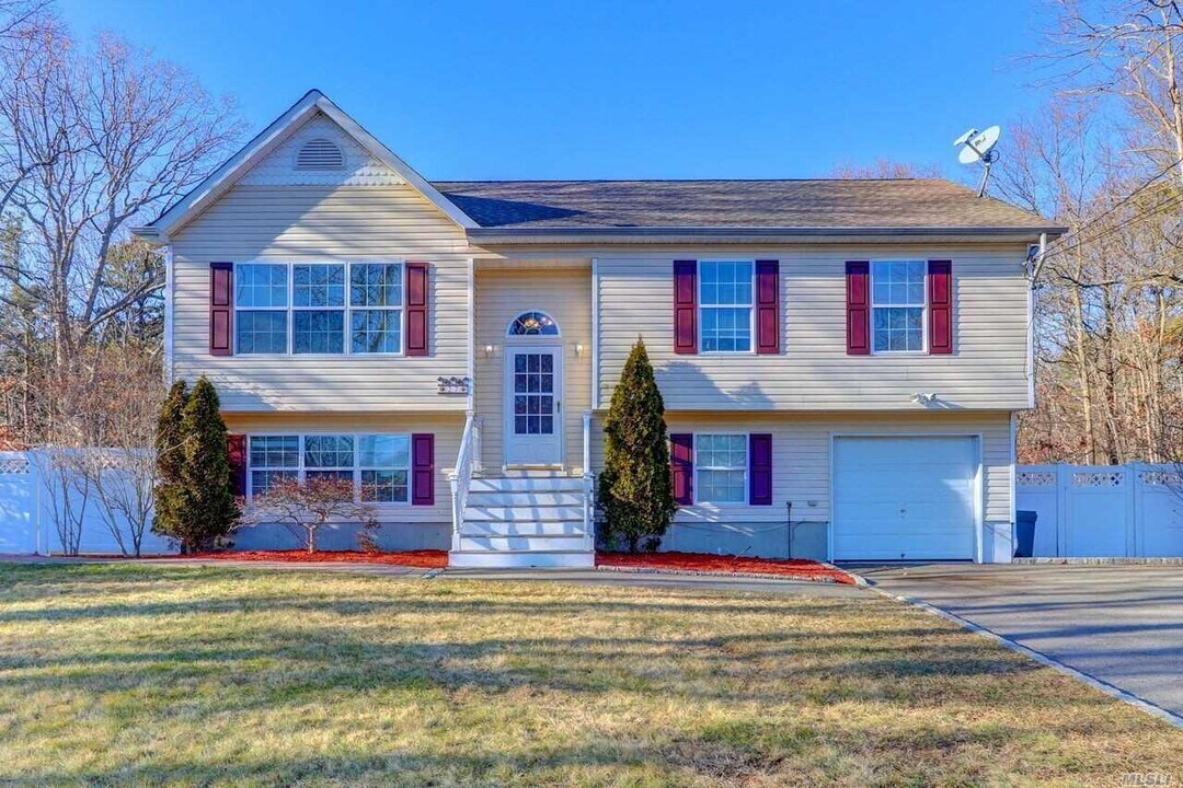27 Allanwood Dr in Shirley, NY - Building Photo