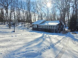 15 Shore Rd in Southwick, MA - Building Photo