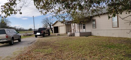118 Maple St in Commerce, TX - Building Photo - Building Photo