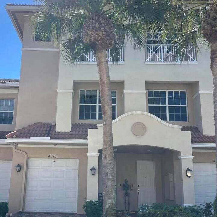4573 Artesa Way S in Palm Beach Gardens, FL - Building Photo