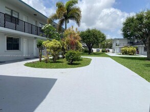 4450 SW 67th Ave in Miami, FL - Building Photo - Building Photo