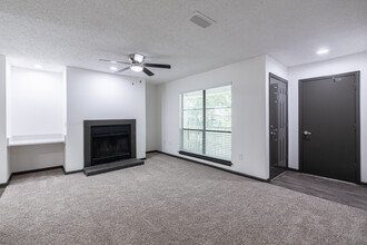 Buccaneer Trace in Savannah, GA - Building Photo - Interior Photo