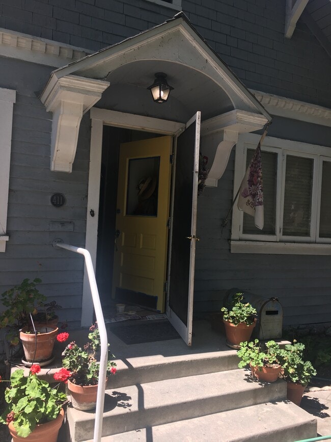 411 N 8th Ave, Unit Victorian charmer A in Upland, CA - Foto de edificio - Building Photo