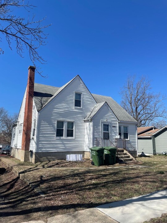 1707 N Cedar St in Rolla, MO - Building Photo