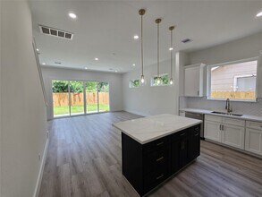 7012 St Augustine St in Houston, TX - Building Photo - Building Photo
