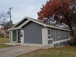 Room in House on W Brooklyn Ave in Dallas, TX - Building Photo - Building Photo
