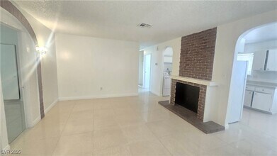 4533 W Desert Inn Rd, Unit Unit 122 in Las Vegas, NV - Building Photo - Building Photo